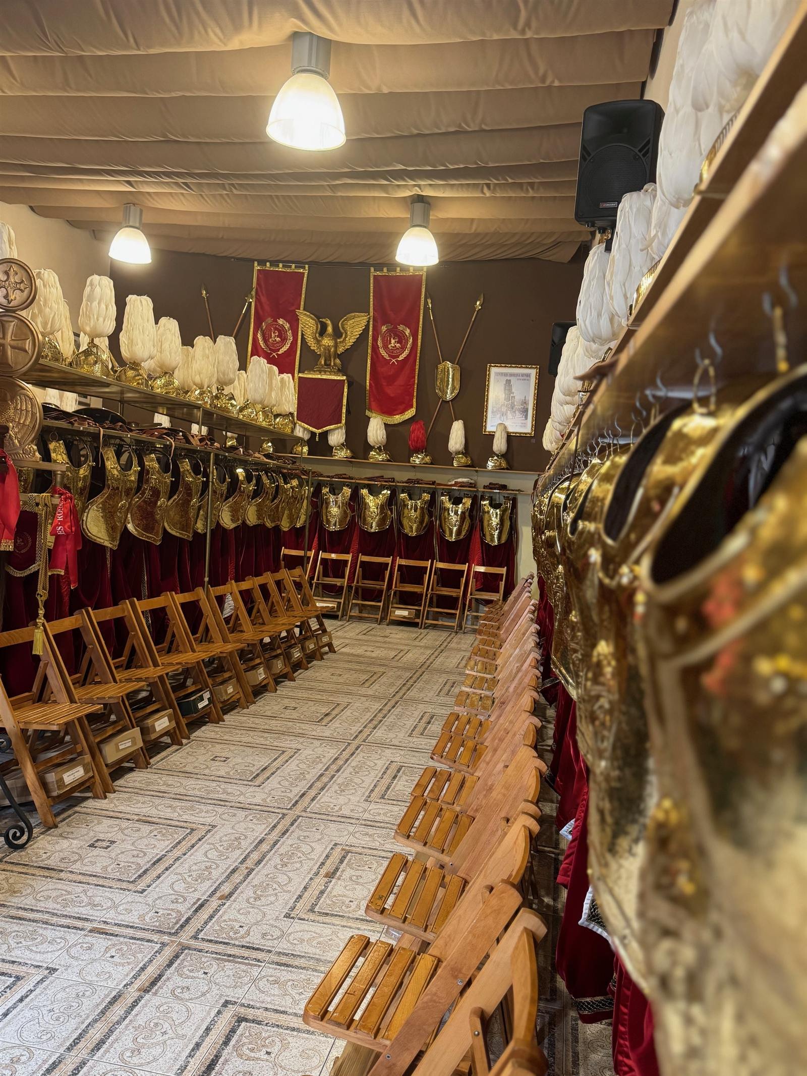 Armaduras y estandartes en la Casa de los Romanos